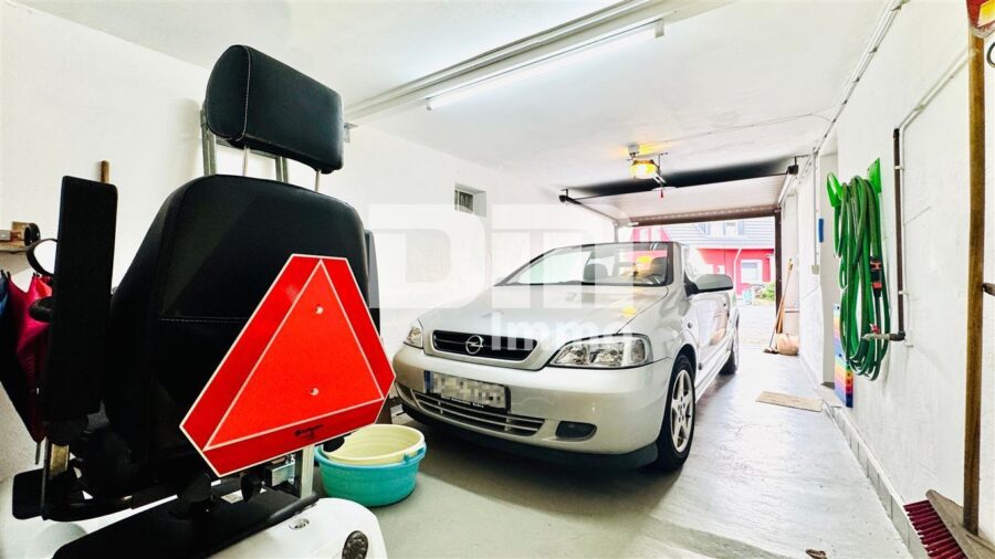 Solide Doppelhaushälfte mit viel Potenzial, Wintergarten und schönem Garten in beliebter Lage - Garage